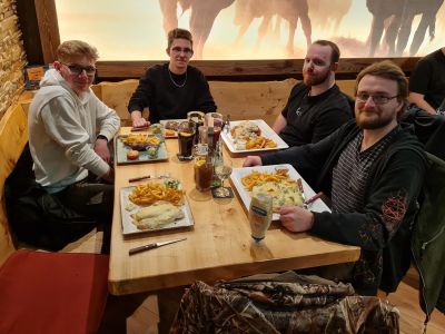 Azubi-Team lernte sich beim Glowgolf und gemeinsamen Essen besser kennen