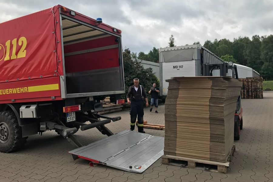 Kartons für Hochwasseropfer