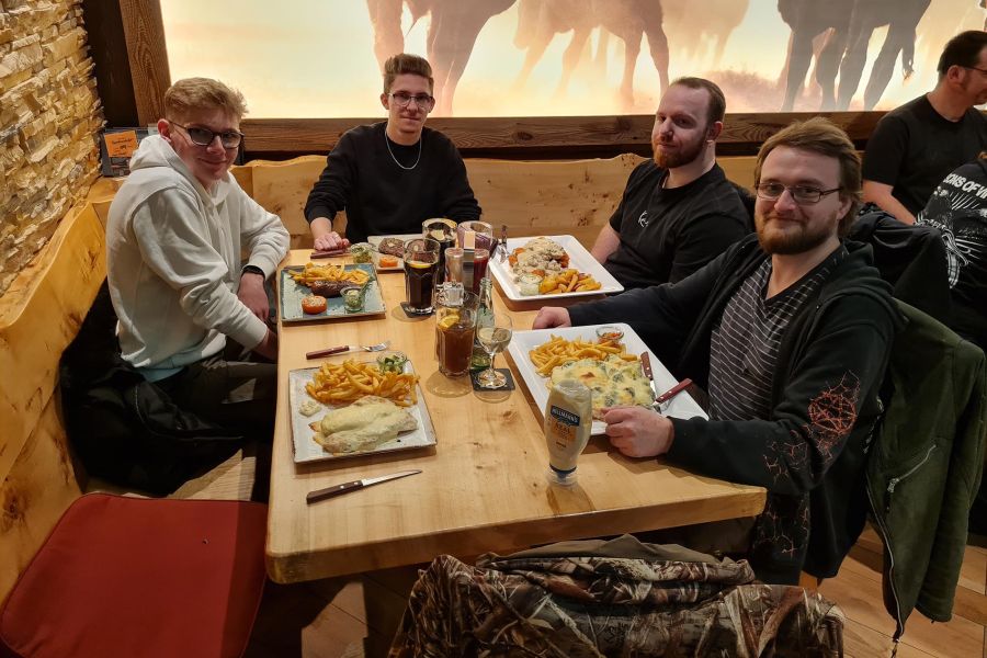 Azubi-Team lernte sich beim Glowgolf und gemeinsamen Essen besser kennen