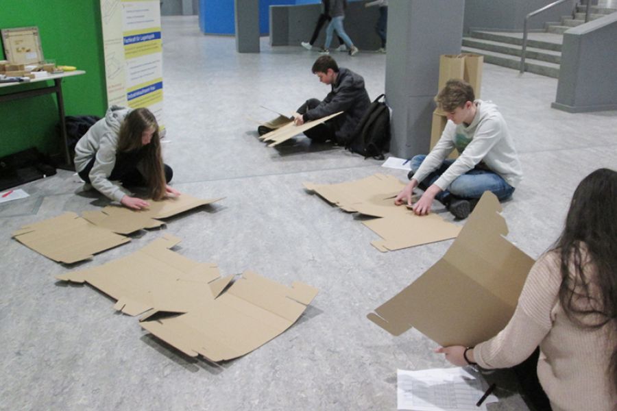 Schüler durften bei Berufsfindungsmesse Hocker aus Pappe bauen