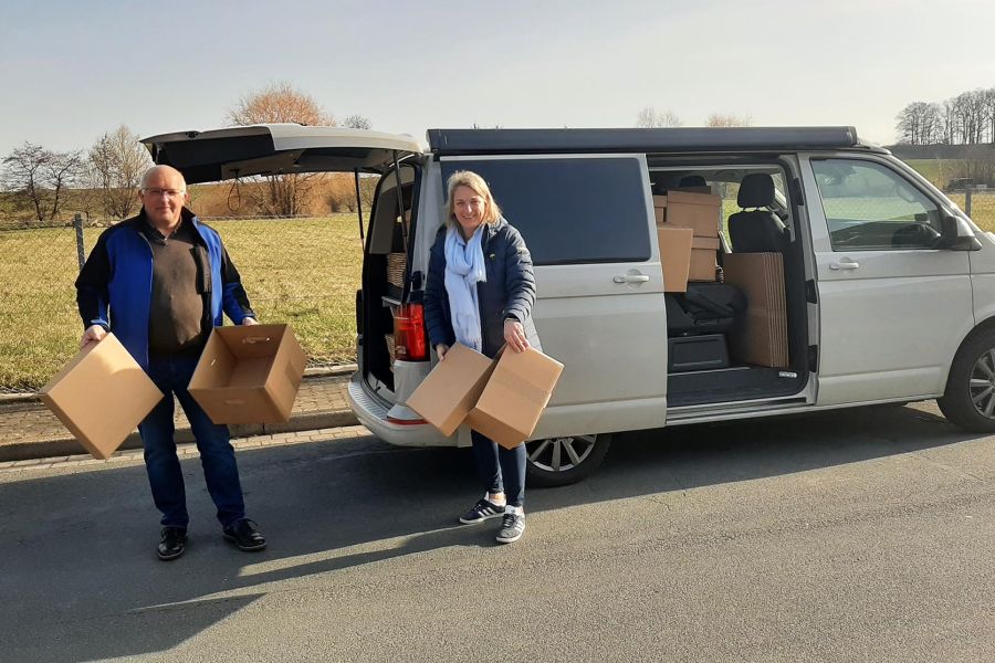 Kartons werden zu Willkommensboxen für ukrainische Kinder