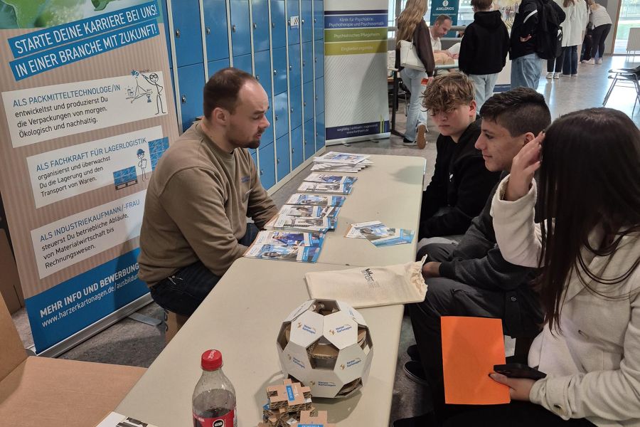 Berufsorientierung mit Praxisbezug: Harzer Kartonagen beim Berufswegparcours in Langelsheim