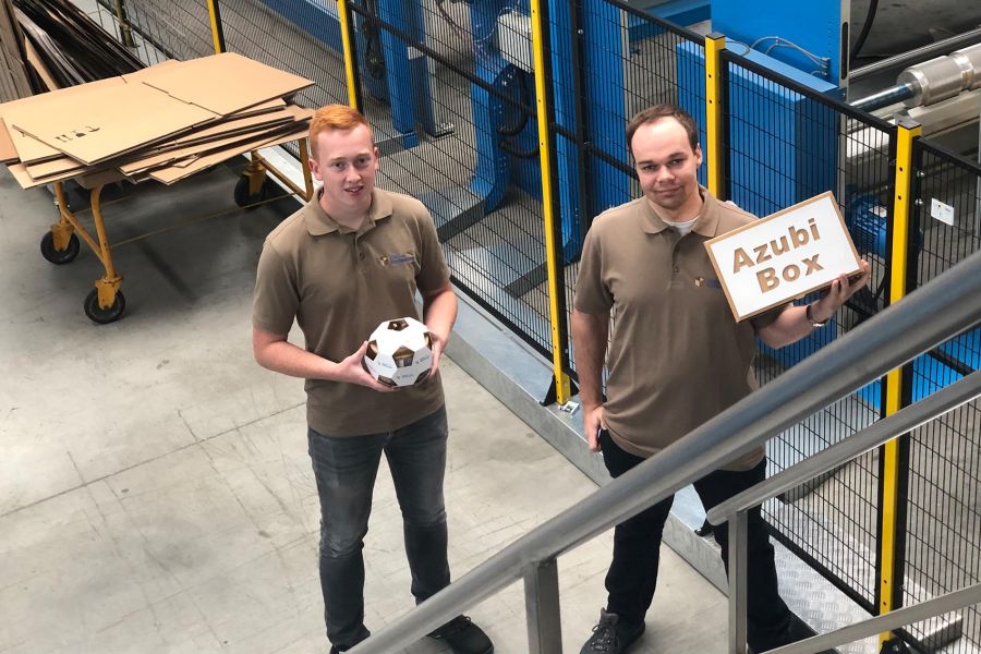 Ein Industriekaufmann und ein Packmitteltechnologe haben bei Harzer Kartonagen ihre Ausbildung begonnen